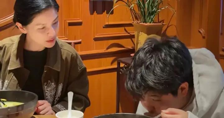 胡可帶兒子游雲南，11歲小魚兒180cm胖到200斤，88元米線都喫不飽