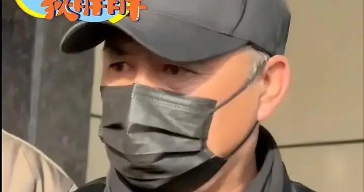 何晴葬禮“黑衣男”是誰？許亞軍穿一身白衣，在美國陪幺兒喫中餐