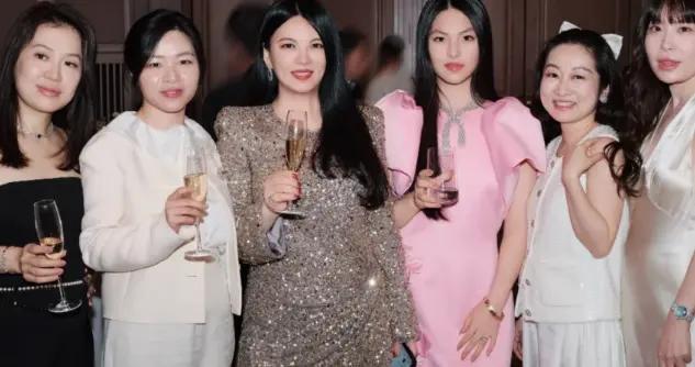 李湘爲女鋪路太過，帶16歲王詩齡，硬往何超瓊霍啓剛等大佬圈層擠