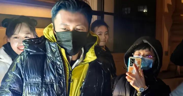 謝霆鋒哈爾濱喫鐵鍋燉，衝鋒衣套羽絨服凍得直縮脖，還幫粉絲買單