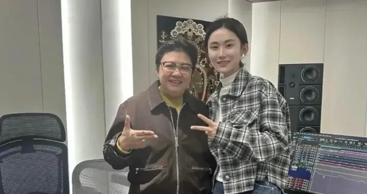 54歲韓紅瘦40斤美到認不出，穿夾克配馬丁靴，時尚得像變了個人