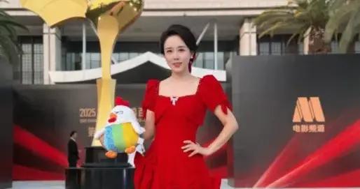 人前仙氣十足，人後深V敢穿，20年容顏未改，她真是越老越有韻味