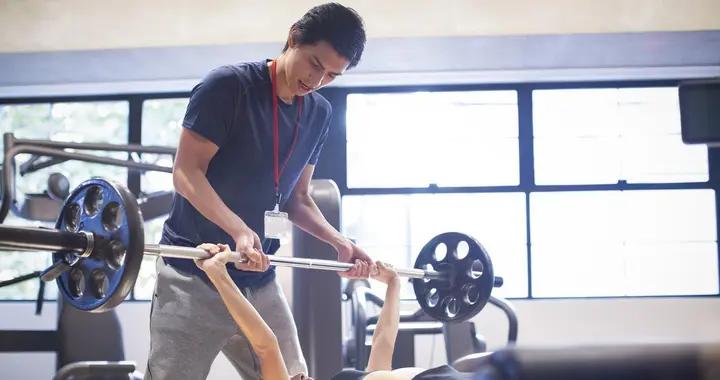 健身教練一個月多少錢工資？有的教練飯都喫不起嗎？