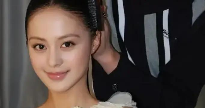 她是胡歌深愛、劉燁難忘的女人，受央視力捧多年，至今都沒能走紅