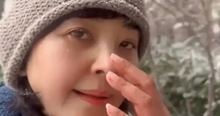 前央視主持人方瓊，穿20年前舊鞋踩雪上班，走兩步掉鞋底襪子全溼