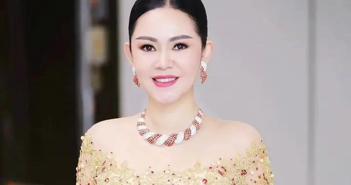 洪森小女兒洪瑪麗，強強聯姻出門豪車飛機，衣帽間300平超奢華