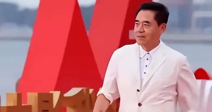 爲了拍戲賣房、毀容，69歲消失已久的陳寶國，是內娛的悲哀與損失