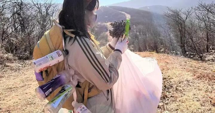 揹着瓶子跑下山的女孩，走出了最美的山路