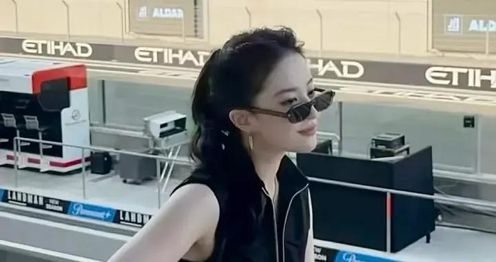 38歲劉亦菲現狀：扎高馬尾去國外看球賽，在一羣人中白得發光