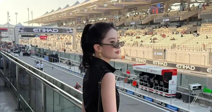 被36歲劉亦菲的“黑色穿搭”驚豔到，穿衣簡單不復雜，卻時尚漂亮