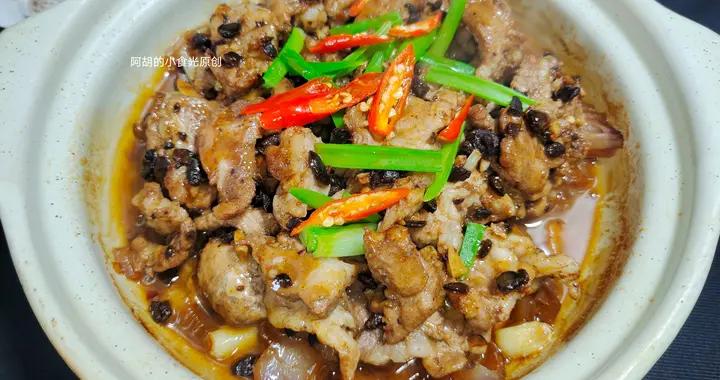 就這樣燜一鍋，太好喫！上桌還在滋滋冒熱氣、聞着味就讓人流口水