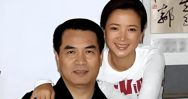 何晴去世後，廖京生評論區淪陷，其無奈回應：她不是我家人！