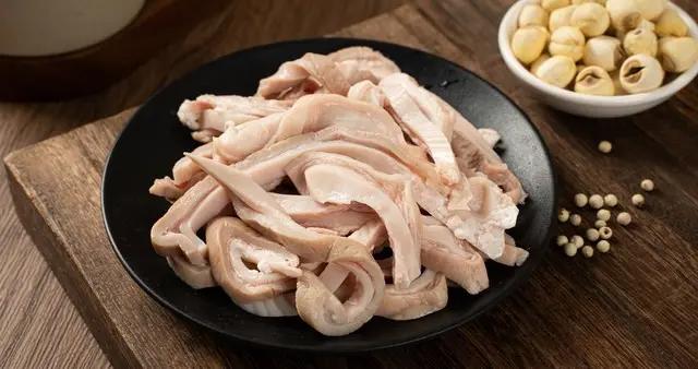 俗話說“一個豬肚十副藥”，提醒中老年，有錢沒錢別忘了喫豬肚！