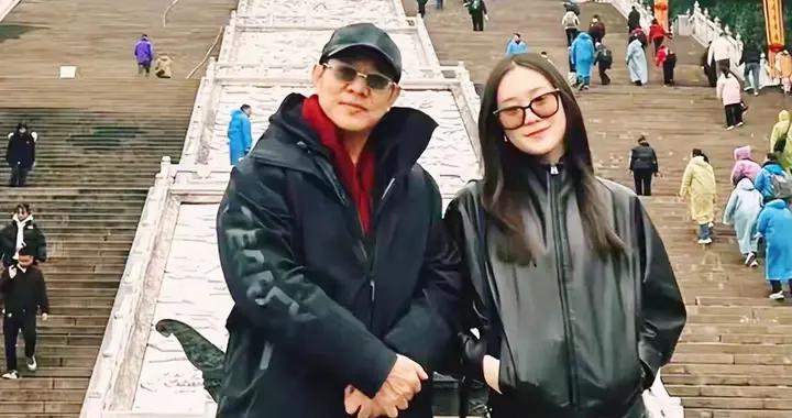 李連杰悄然回國禮拜，帶小女兒遊山顯老態，名校女兒穿搭美式風