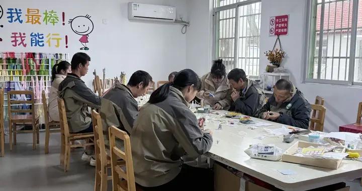 她爲25個“長不大”的孩子，造了一個家