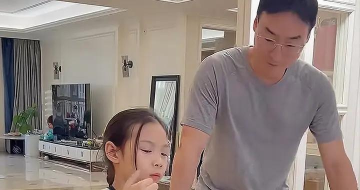 35歲何姿在家慶生，8歲女兒打氣球寫賀卡，和婆婆住100平房沒矛盾