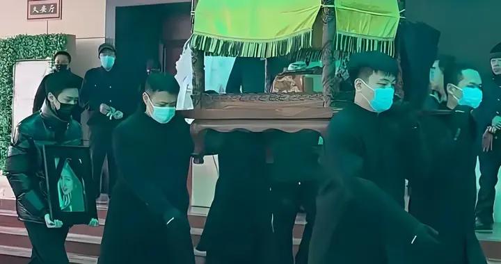 何晴葬禮現場曝光：兒子手捧骨灰惹淚目，許亞軍、廖京生皆未露面