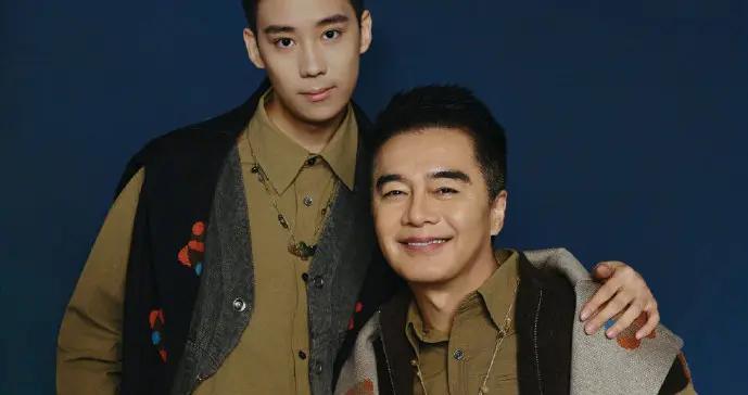 許亞軍也沒想到，24歲兒子許何，如今成了他深陷罵聲中的“救贖”