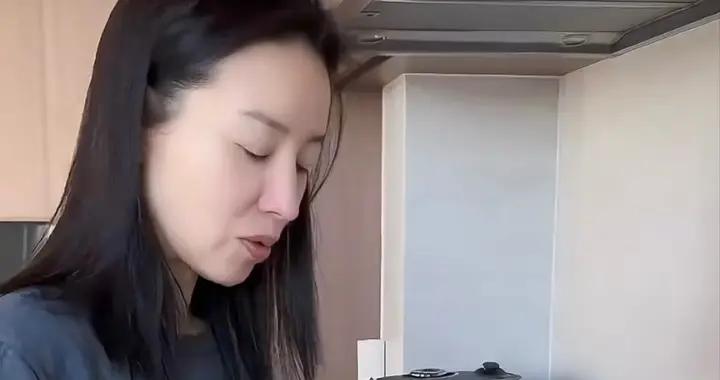 董潔在家下廚，一人喫兩碗炒飯配3個菜，和兒子住兩居室沒請保姆