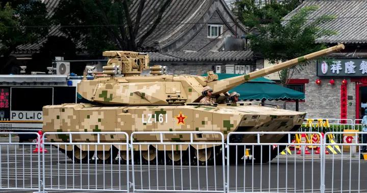 “雙離譜”坦克橫空出世，100式憑什麼改寫陸戰規則？