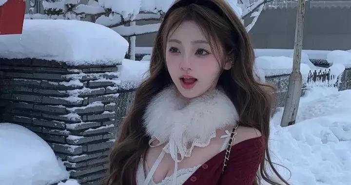 懶懶真懂男人心！冰天雪地穿短裙露胸好撩人，難怪王思聰離不開她