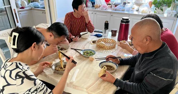 丈母孃來家做客，婆婆做的早餐曬朋友圈火了，網友：真寒磣沒眼看