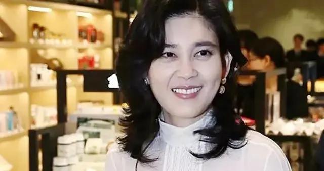 55歲李富真亮相，身價280億卻只喜歡黑白灰風格，外八字顯尷尬