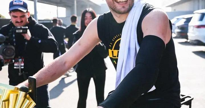 東契奇回應送全隊電動自行車：騎最好的肯定是我 海耶斯真得戴頭盔