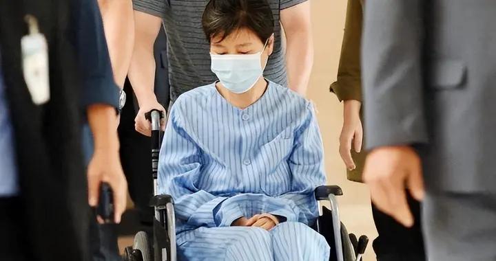 朴槿惠晚年悽慘，看病寫日記住別墅10米高牆擋，男閨蜜一直陪身邊