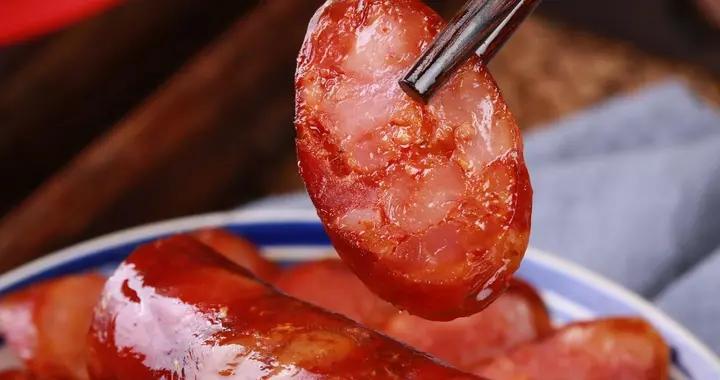 灌香腸時，10斤肉放多少鹽？牢記1個黃金比例，香腸不發黴不變臭