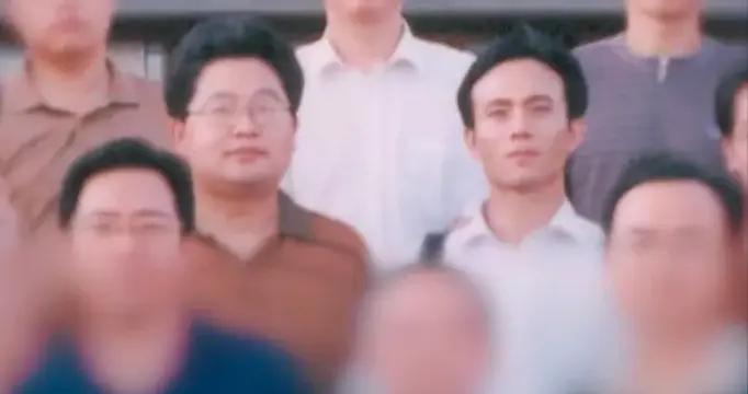 “我對着那捧黃土呆了一個下午”，大學教授的悼友文看哭網友