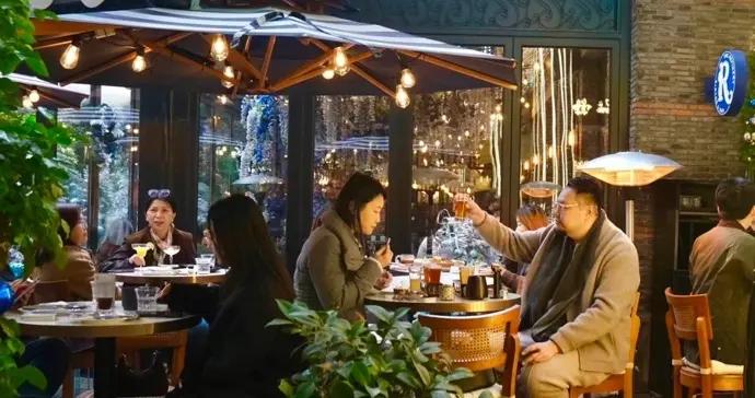 歲末餐廳排長隊、年夜飯預訂火爆……上海餐飲市場企穩回升暖意融融