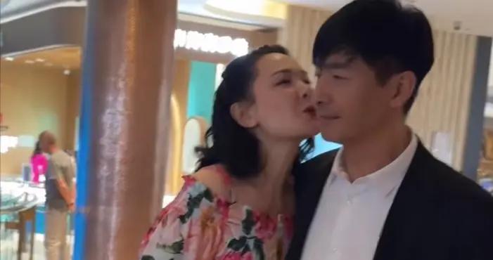 郭曉冬夫婦遊三亞，程莉莎穿花裙像20來歲，當街索吻比7年前恩愛