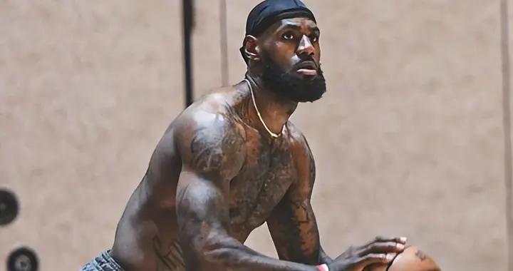 衆所周知詹姆斯肌肉覆蓋全身，爲何卻幾乎看不到胸肌和腹肌呢？