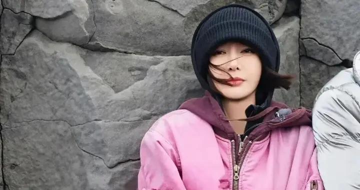 被46歲秦嵐的穿搭驚豔到！“棉服+無痕褲”有溫度有風度，太時髦