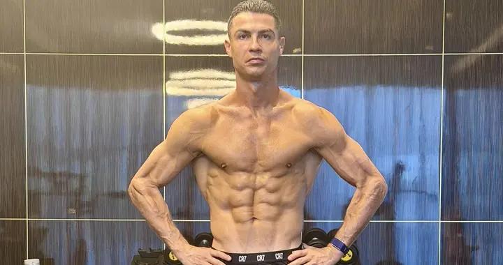 C羅分享蒸桑拿後的照片，肌肉線條非常明顯