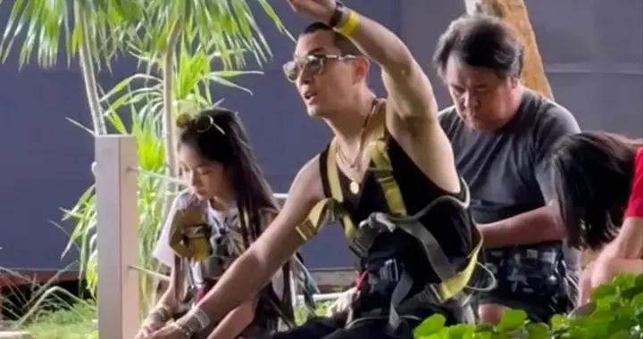 戚薇一家新加坡度假，11歲Lucky高又美被認成媽媽，3歲兒子像姐姐