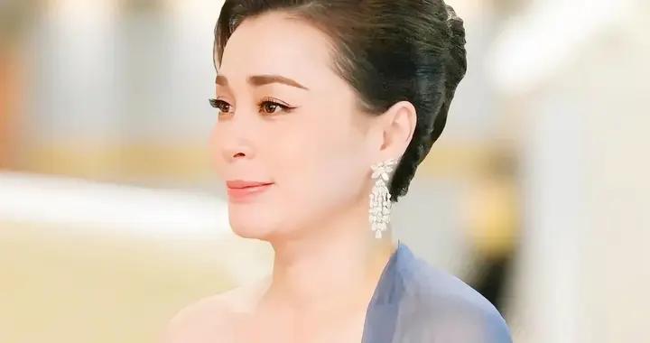 47歲蘇提達泰國帆船奪金，泰王送花擁抱獻溫馨，運動穿搭如此多嬌