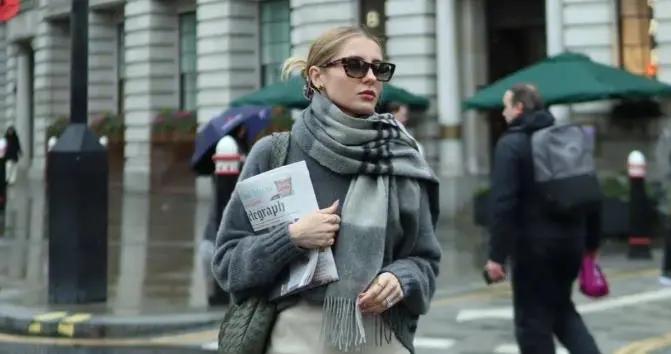 “灰色毛衣”今年冬天又火了，怎麼搭都很高級