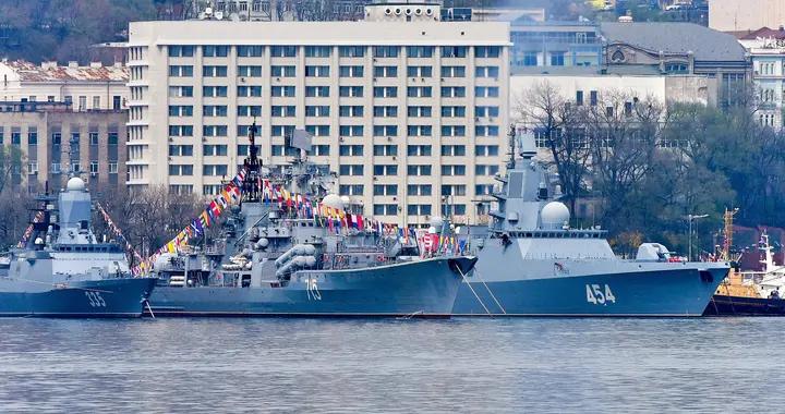 中國054B型護衛艦悄然成型，美國護衛艦折騰20年，竟用海警船魔改