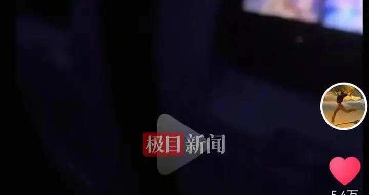 外籍男子航班上辱罵中國女乘客，女博士用流利英語反擊，男子被帶離後全場鼓掌