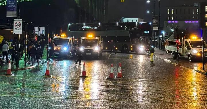 富勒姆球隊大巴在英聯盃賽前和一輛貨車剮蹭，車體出現大劃痕