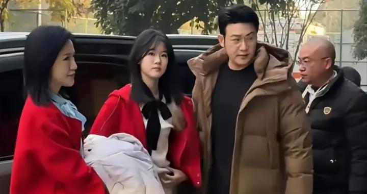 陸毅一家唱《萱草花》，倆女兒都是大長腿，鮑蕾壓力大到穿恨天高