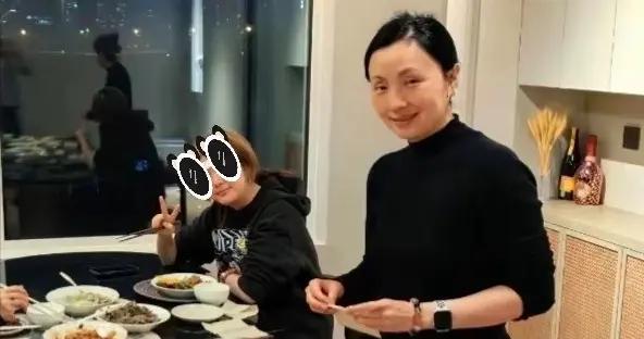 53歲陶虹家中聚餐，300平豪宅客廳挑高超10米，17歲徐小寶像徐崢