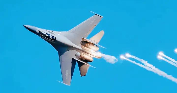 中國殲-16掛載霹靂-17覆蓋1400公里，日本全境真的無處可躲了？