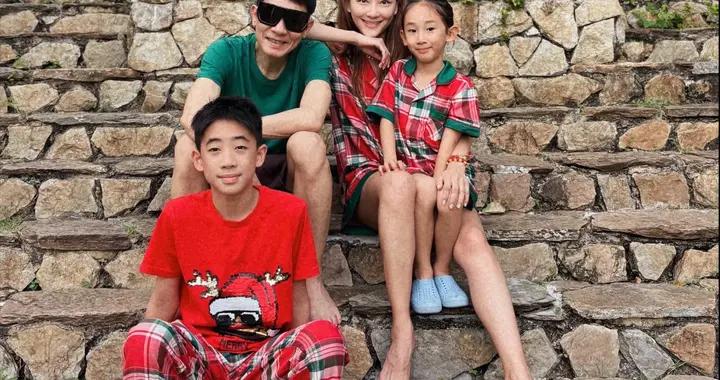 應採兒曬聖誕照，5歲兒子扎小辮被認成閨女，倆娃長得都像陳小春
