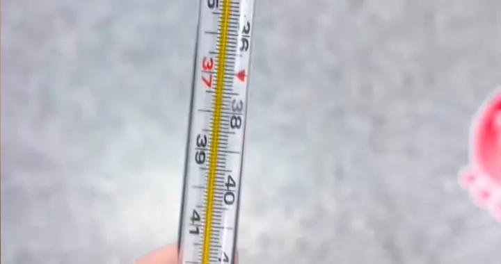 孩子咬破體溫計，醫生：沒得治！回家多喫多喝！第2天媽媽笑了