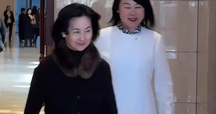 63歲何超瓊現身天津，一身老年裝卻沒老年味，健步如飛有賭王風範