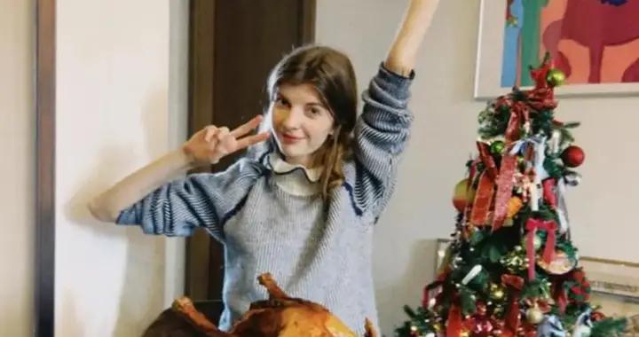 董力阿諾上海定居，餐桌窄小、緊挨屋門，6口人住100平房子很擁擠