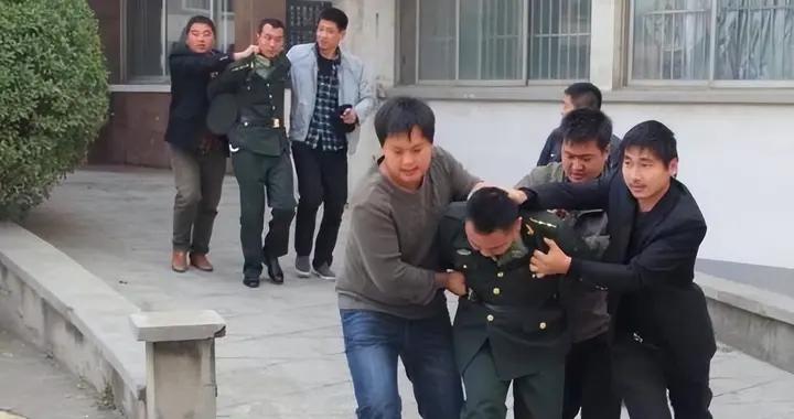 “假少將”行騙15年，斂財409萬、騙娶2妻，一張照片揭穿騙局